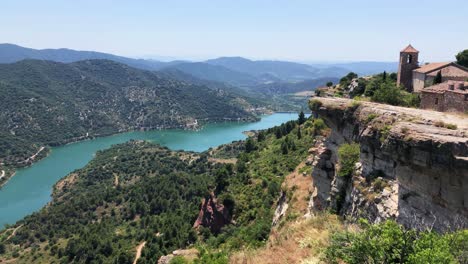 Tiro-Pan-De-La-Ciudad-De-Siurana-En-Cataluña,-España