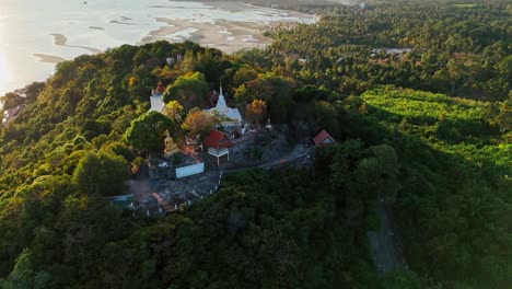 Weite-Sicht-Auf-Den-Tempel-Auf-Der-Spitze-Eines-Hügels-Mit-Meer-An-Der-Seite