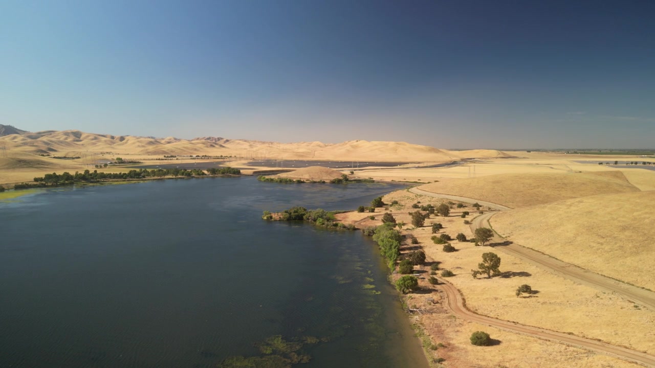 San Luis Rezervuarı üzerinde uçan drone, geniş manzaraları ve kıvrımlı kıyı şeritlerini sergiliyor.