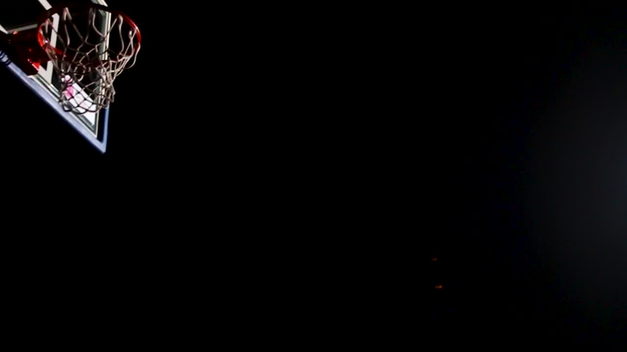 Jugador de baloncesto sumergiendo