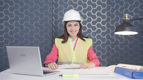 ingeniera mirando a la cámara y haciendo un gesto positivo.