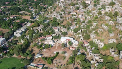 Luftdrohne-Umkreist-An-Einem-Sonnigen-Sommertag-Den-Grund-Eines-Verlassenen-Griechischen-Dorfes-Namens-Kayakoy-In-Fethiye,-Türkei