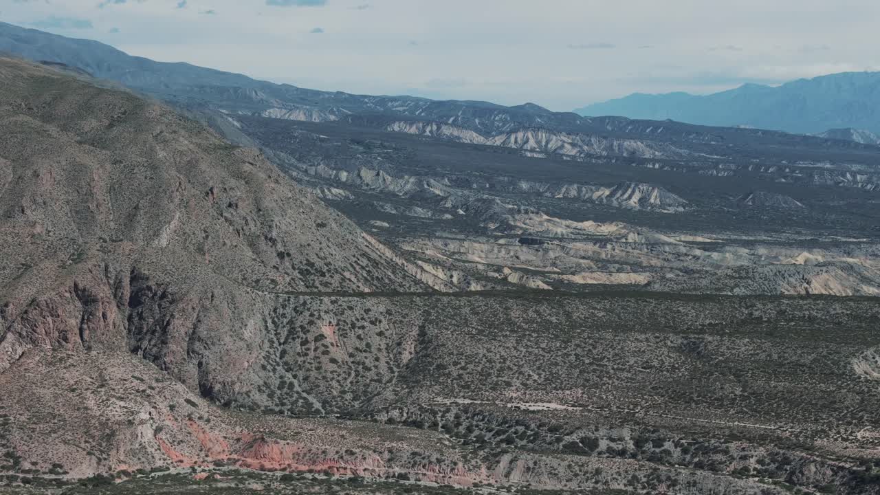 vista aérea de drones del escarpado y seco terreno montañoso del desierto en amaicha del valle