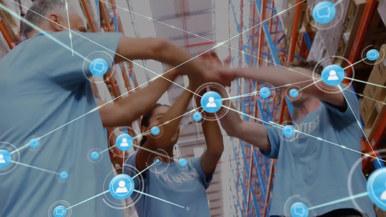 animación de perfiles conectados e iconos de mensajes sobre diversos compañeros de trabajo apilándose y levantando las manos.