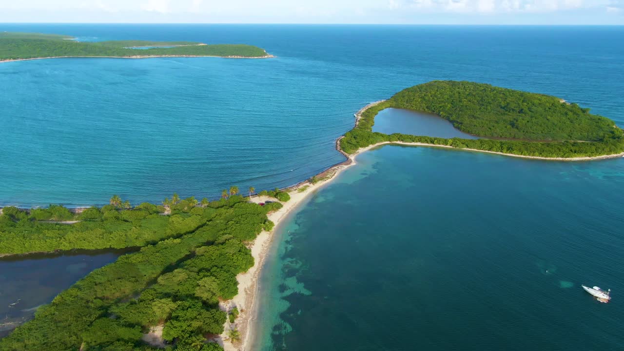 Aerial toward the isthmus at Playa del el Cayo and Cayo de Tierra on a sunny day, Puerto Rico