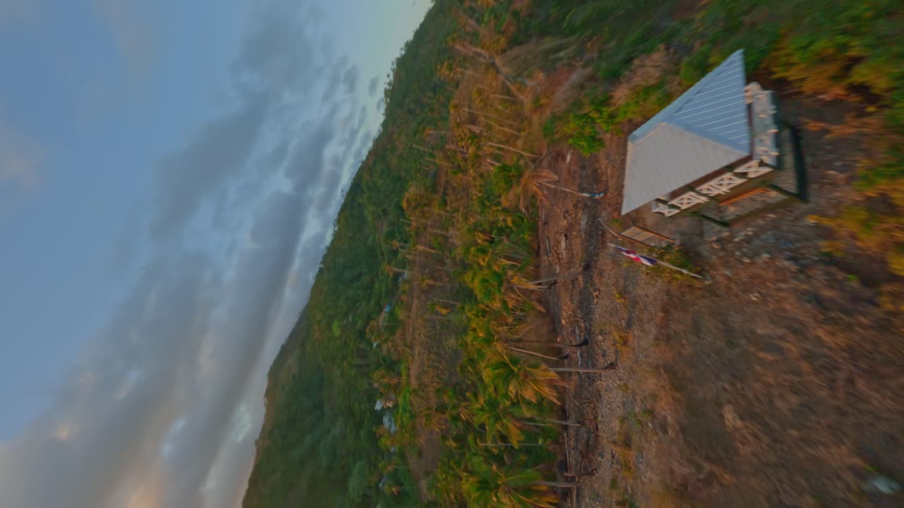 video vertical, vuelo de drones en fpv alrededor de la playa del océano al atardecer en el caribe tropical