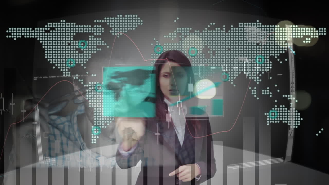 animación de una mujer de negocios usando pantalla táctil con mapa e interfaz de procesamiento de datos