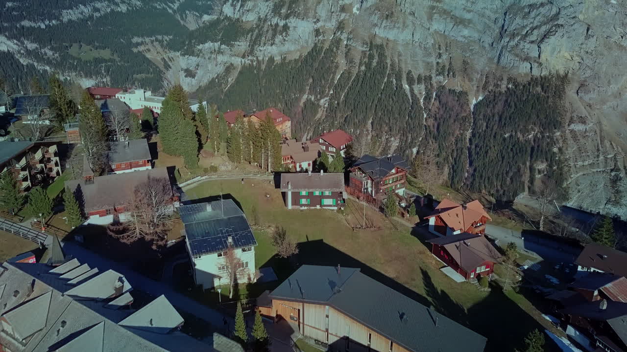 antena del pueblo suizo de mürren con una enorme caída en el valle de lauterbrunnen