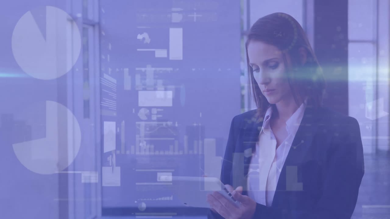 animación de procesamiento de datos estadísticos contra una mujer de negocios biracial que utiliza una tableta en la oficina