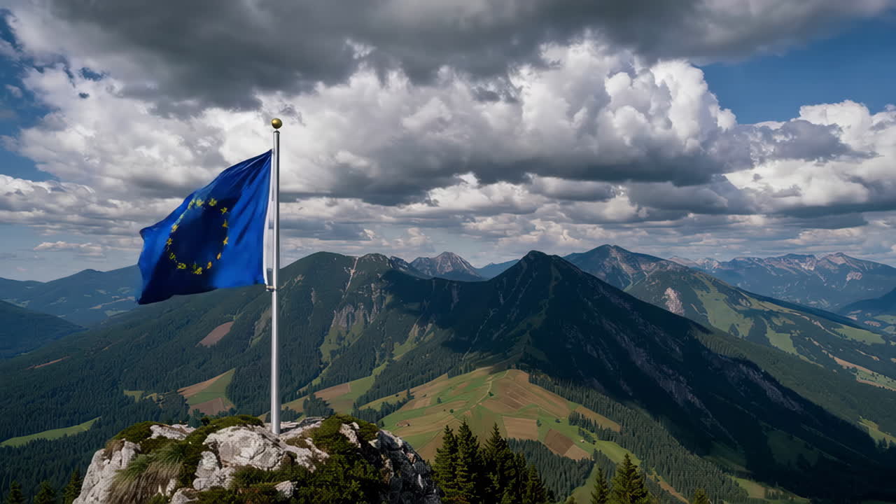 Bandiera dell'Unione Europea sulla vetta di una montagna