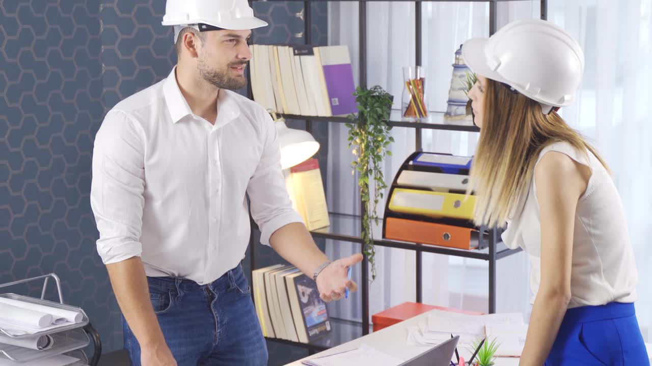 los colegas se dan la mano, los ingenieros se dan la mano.