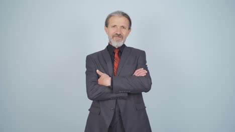 hombre de negocios con los brazos cruzados y riéndose de la cámara.