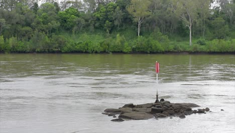 Marcador-De-Canal-Sobre-Rocas-En-Este-Río-Interior-Australiano,-Que-Fluye-A-Través-De-La-Selva-Tropical-Y-La-Selva