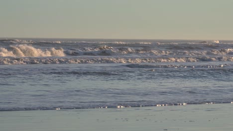 Reihe-Von-Meereswellen,-Die-Während-Der-Goldenen-Stunde-Am-Sandstrand-Angespült-Werden