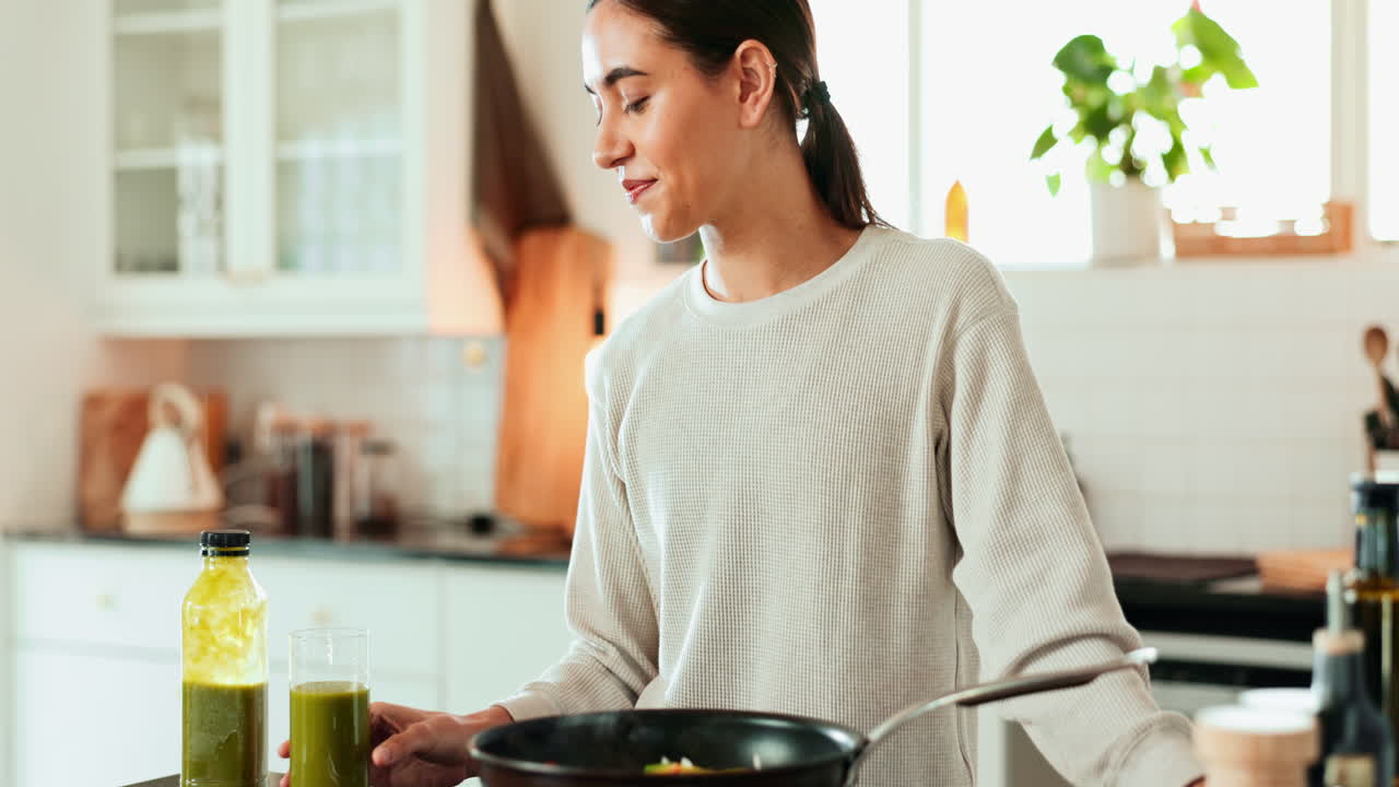 건강 한 초록색 스무시 와 식사를 준비 하는 여자