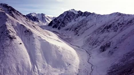 valle de nieve en la cordillera de tien-shan del norte en kirguistán