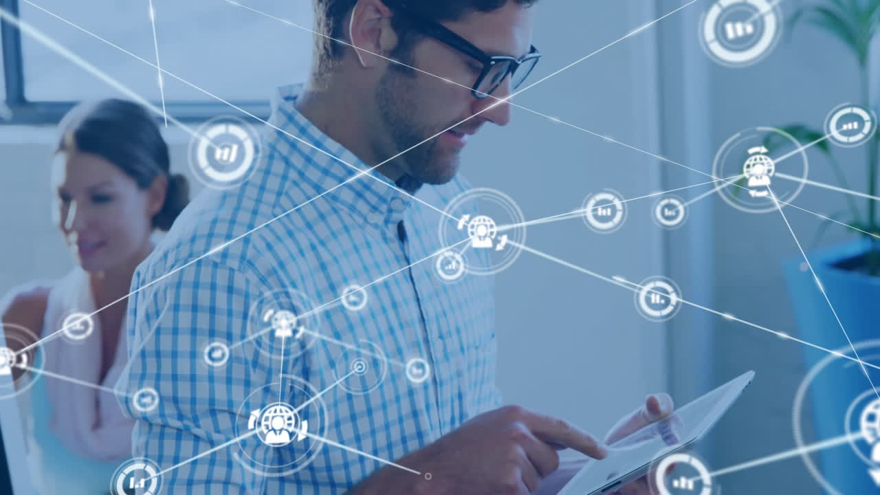 animación de la red de conexiones con iconos sobre el hombre caucásico usando tableta