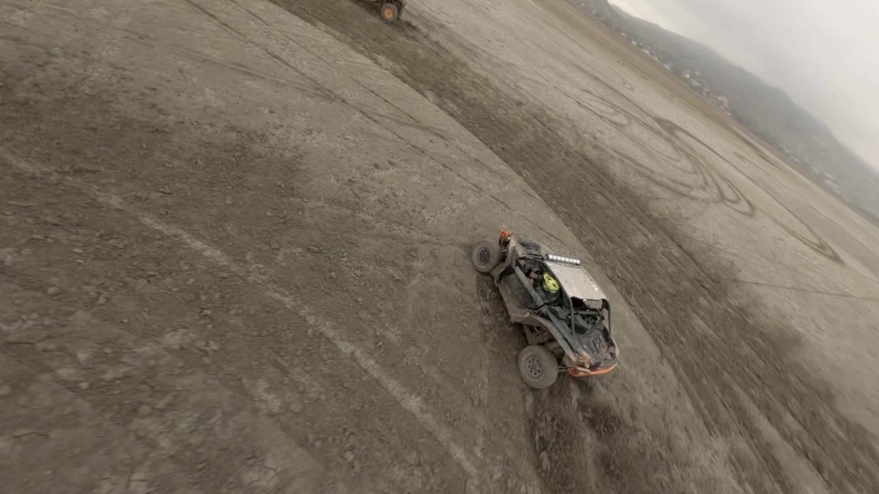 큰 버기 자동차가 건조한 소금 호수 영토에서 떠다니고 있습니다.