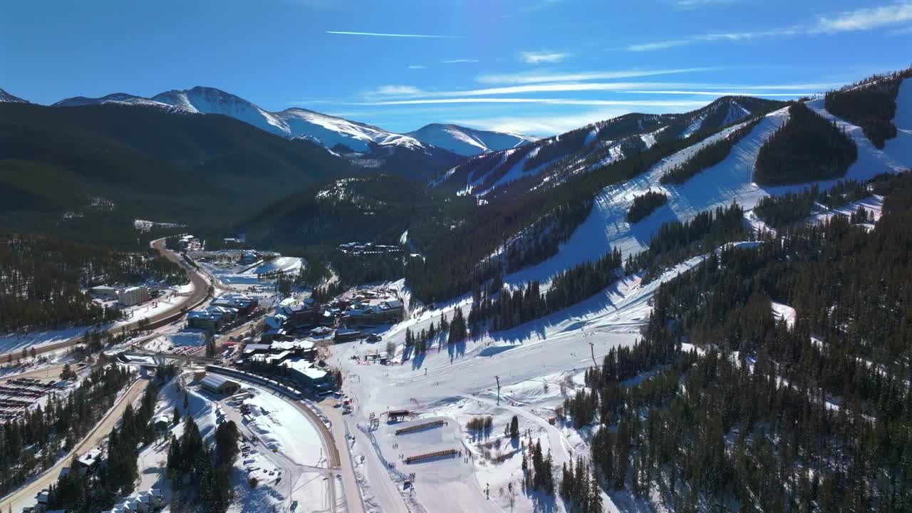 mañana parque de invierno centro turístico aldea lodge tren de esquí estacionamiento de automóviles diciembre pájaro azul soleado nieve fresca mary jane esquí snowboard correr senderos bertoud paso colorado góndola ascensores movimiento hacia adelante