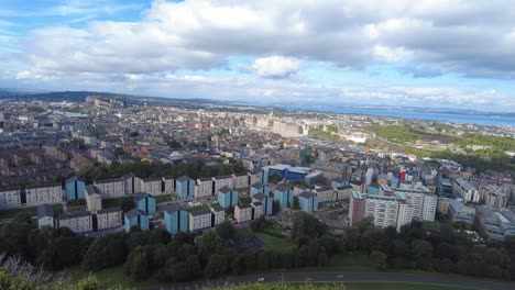 Vista-Aérea-De-Edimburgo-Desde-El-Asiento-De-Arthur