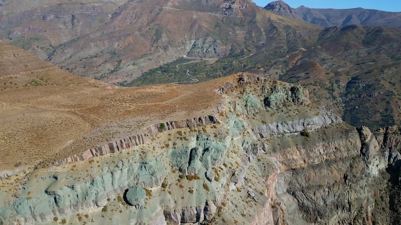Svelamento a ritroso di scogliere erose con strati colorati. Mirador de los Condores, Santiago, Cile.