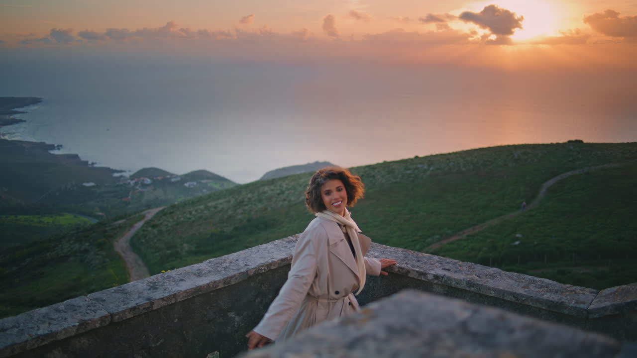 радостная брюнетка позирует на восходе солнца романтическая атмосфера в отдыхе на океане. шикарная женщина