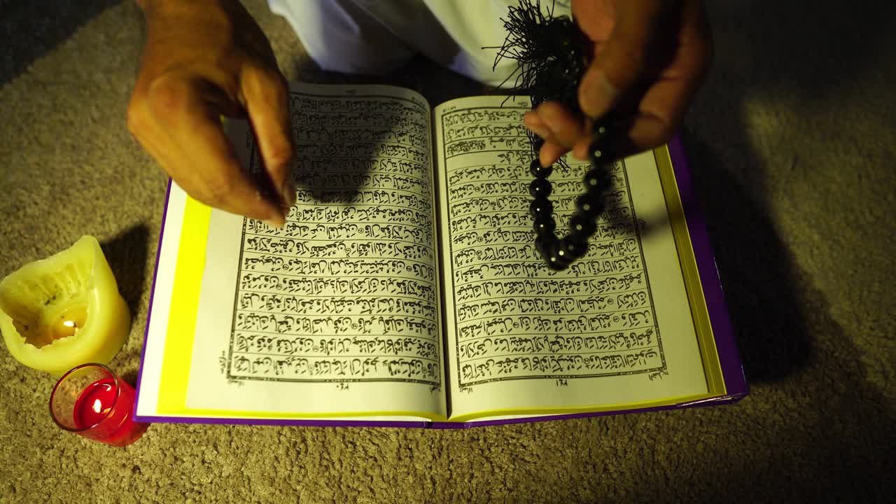 imágenes 4k: hombre musulmán orando en la mezquita