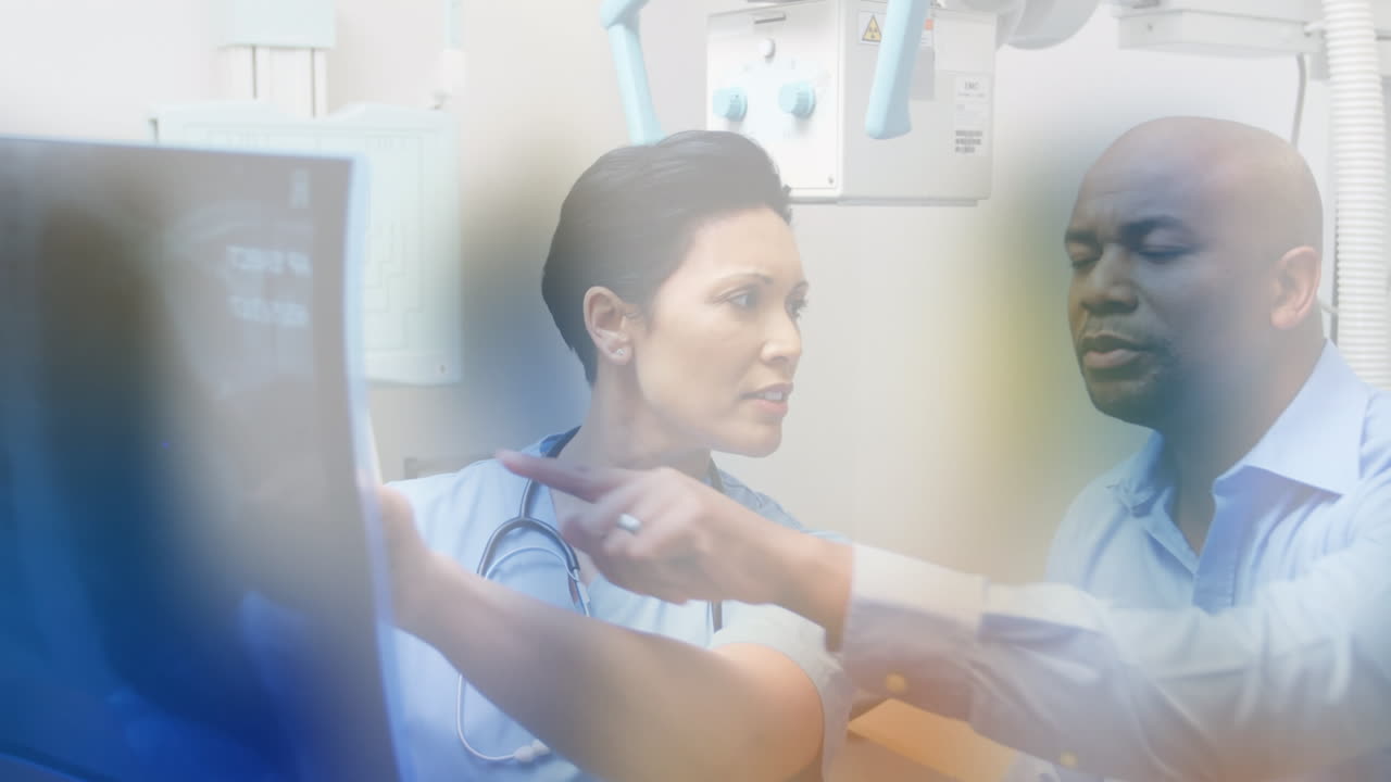 animación de formas sobre diversos médicos que hablan