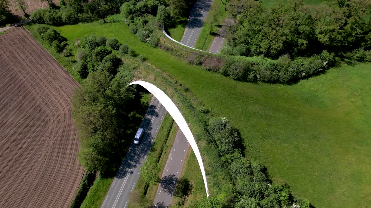 보호 구역 사이에서 동물들이 이동할 수 있는 안전한 자연 복도 다리를 형성하는 대규모 야생동물 교차로의 안정적인 항공 사진