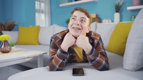 un joven soñando despierto en casa.
