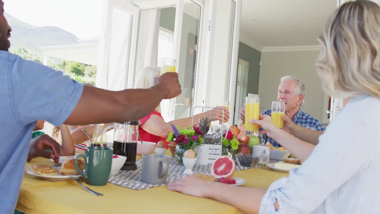 다양한 가족 들 이 함께 시간 을 보내고 야외 에서 저녁 식사 하는 영상
