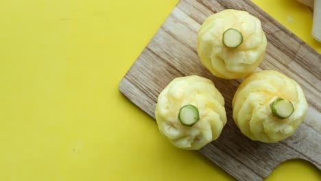 Slice-of-pineapple-in-bowl-on-table-,