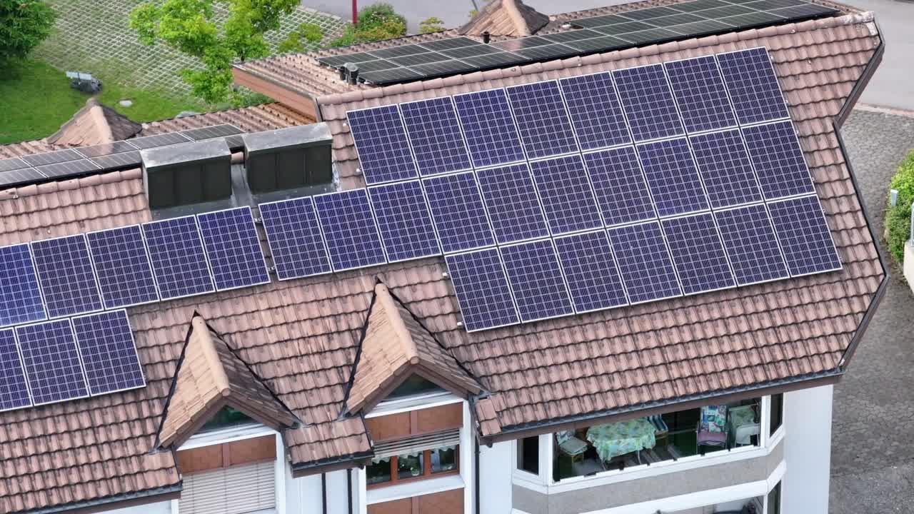 지붕 에 태양 전지판 이 있는 집 의 공중 사진