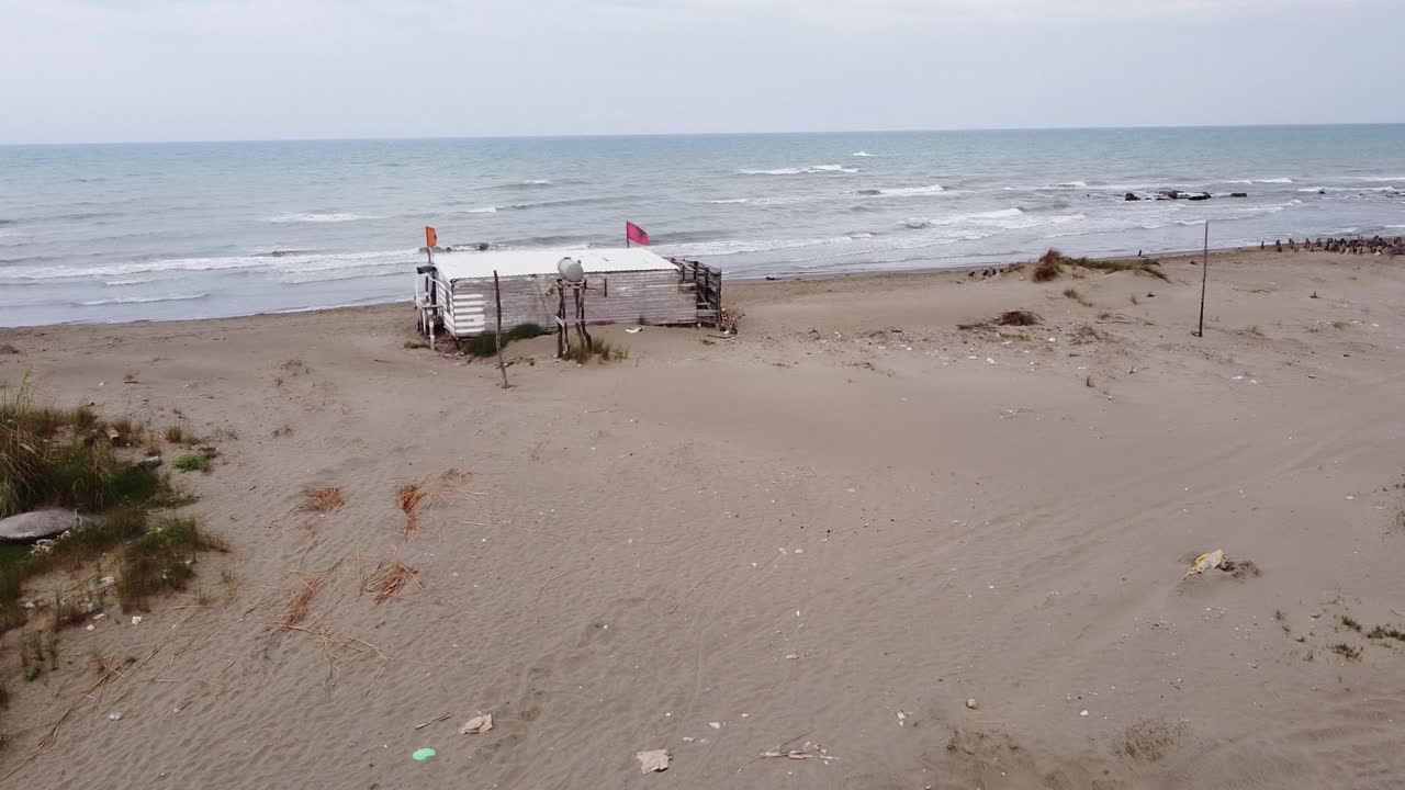 дом на колесах на песчаном пляже в албании - съемка с беспилотника