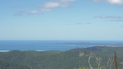 Panorama-Of-Sawmill-Beach-And-Dense-Vegetation-At-The-Shoreline-From-The-Lookout-In-Whitsunday-Islands-In-QLD,-Australia