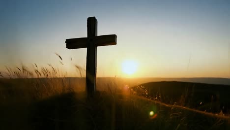 holzkreuz bei sonnenaufgang und sonnenuntergang