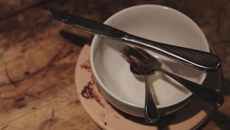 Dirty-plates-and-bowls-sit-on-a-table