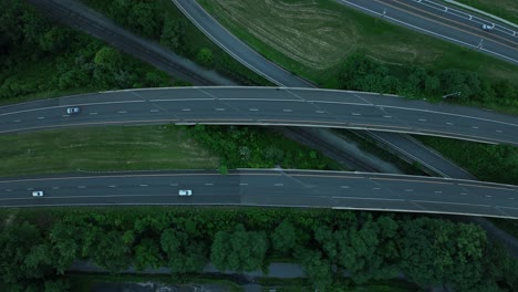 autos fahren auf interstate-autobahnen in massachusetts