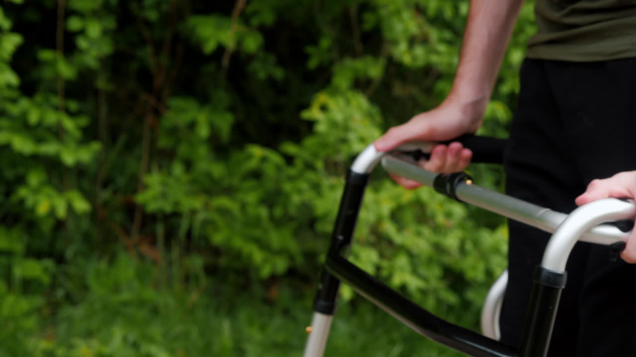 Person som går med rullator i skogen