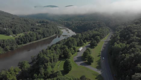 épico paso elevado de drones sobre un hermoso valle en las montañas catskill del estado de nueva york