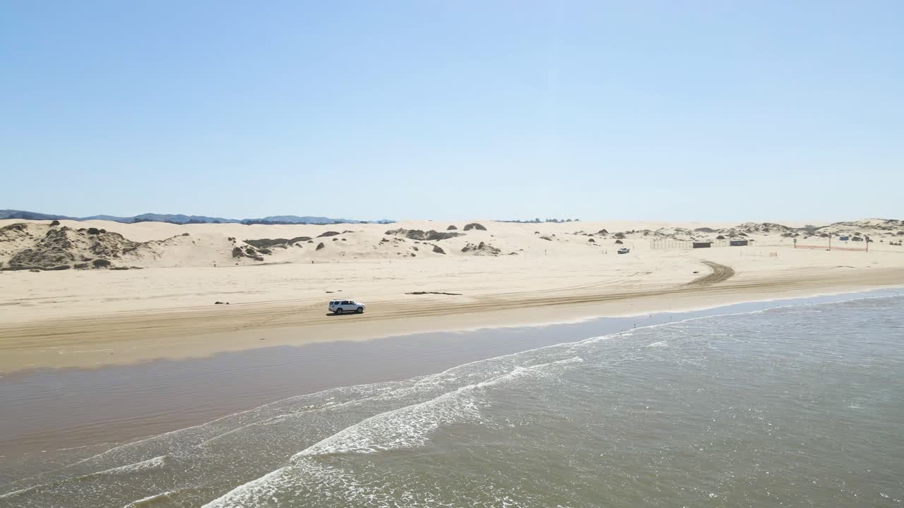 4월 미국 캘리포니아 pov의 piso 해변에서 운전, 드론 영상