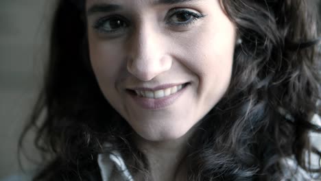 joven morena con una sonrisa dentada