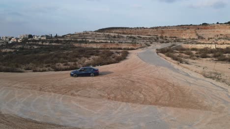 un camino que asciende a israel, katzir con una vista de verano, toma aérea de drones sobre el camino en el medio del día en israel