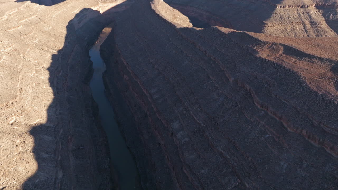 tomada de avión no tripulado del río y el cañón en el suroeste