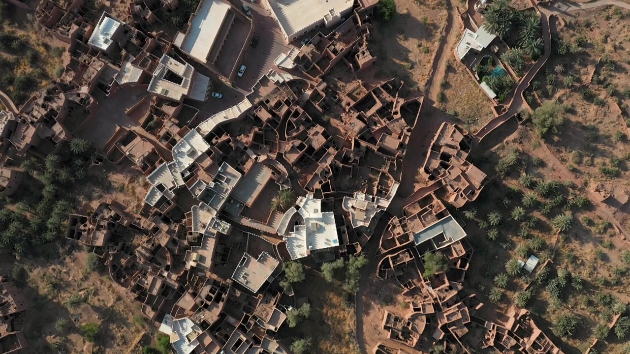 Riprese aeree verticali con drone a 90 gradi del villaggio storico di Ushaiqer, una delle città più antiche dell'Arabia.