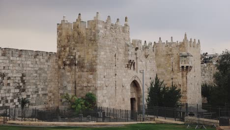 vista de la puerta de damasco y la ciudad antigua de jerusalén, israel