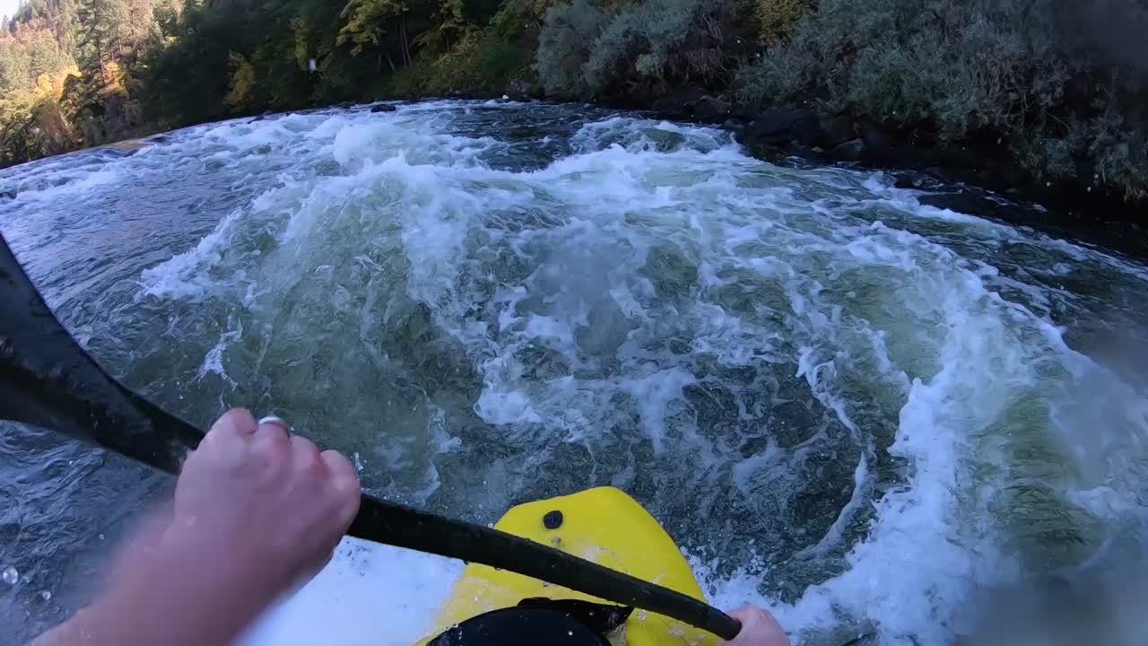 Kayak in acque bianche su un'onda da surf fluviale