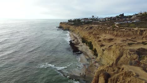 Aéreo,-Acantilados-Al-Atardecer-En-San-Diego,-California