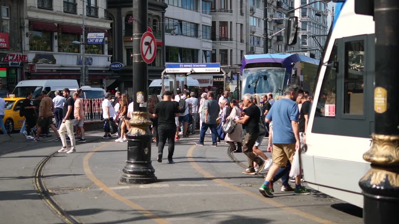 트램과 함께 이스탄불의 바쁜 거리 장면