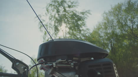 primer plano de un pequeño motor fuera de borda